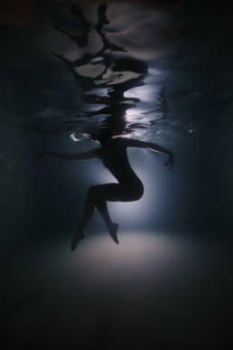 photo sous l'eau contre jour piscine intérieure