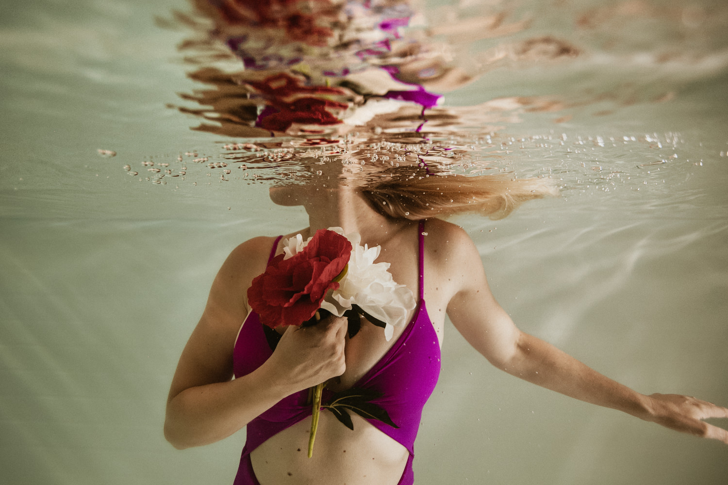 séance photo femme dans l'eau piscine intérieure