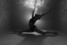 photo danseuse sous l'eau en noir et blanc