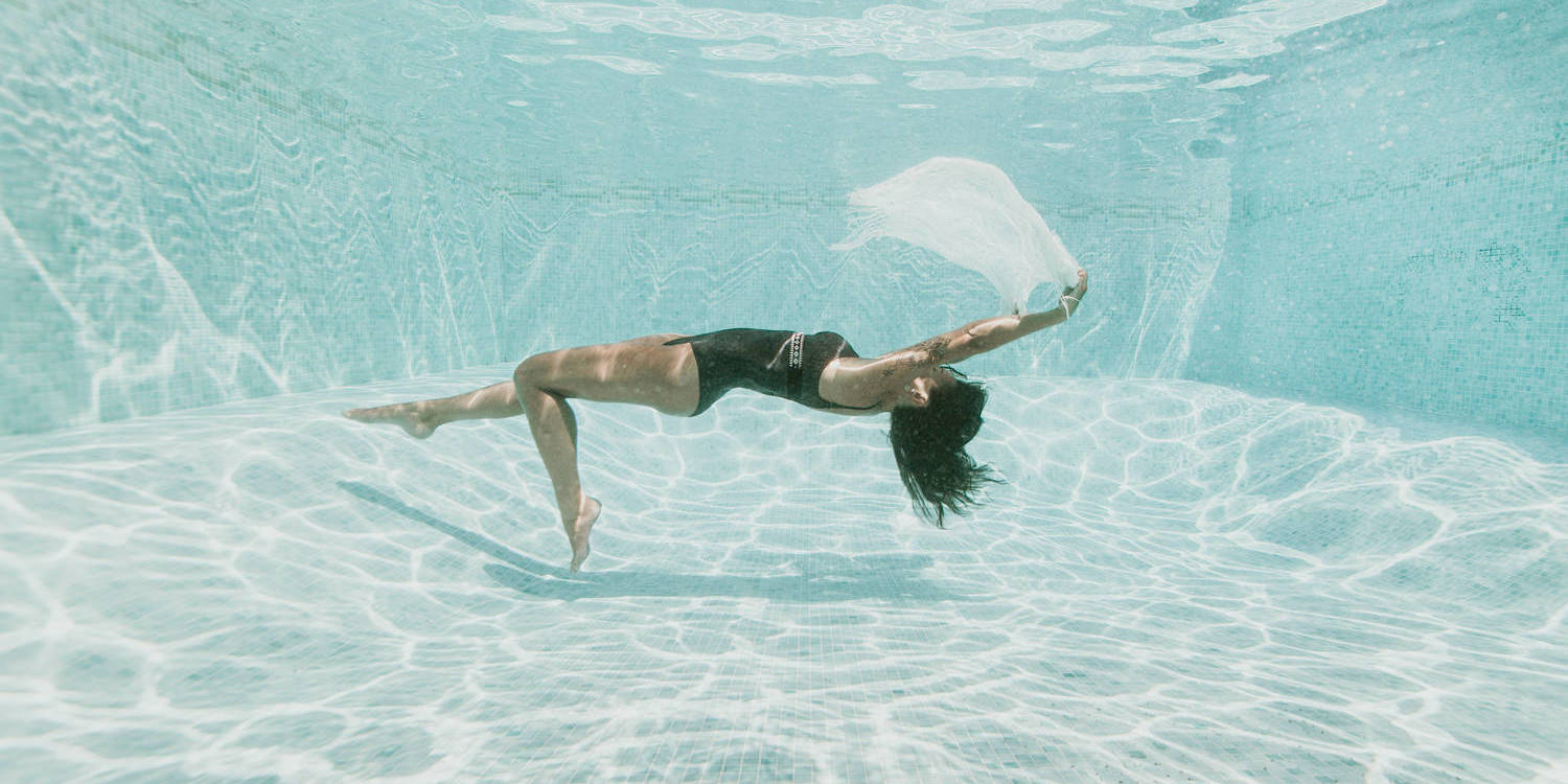 Séance photo aquatique en piscine privée, piscine extérieure 