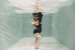 séance photo maternité sous l'eau piscine montpellier hérault