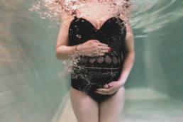 photo femme enceinte dans l'eau en piscine