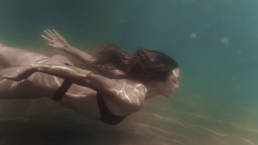 photo femme qui nage sous l'eau dans la mer Méditerranée