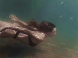 photo femme qui nage sous l'eau dans la mer Méditerranée