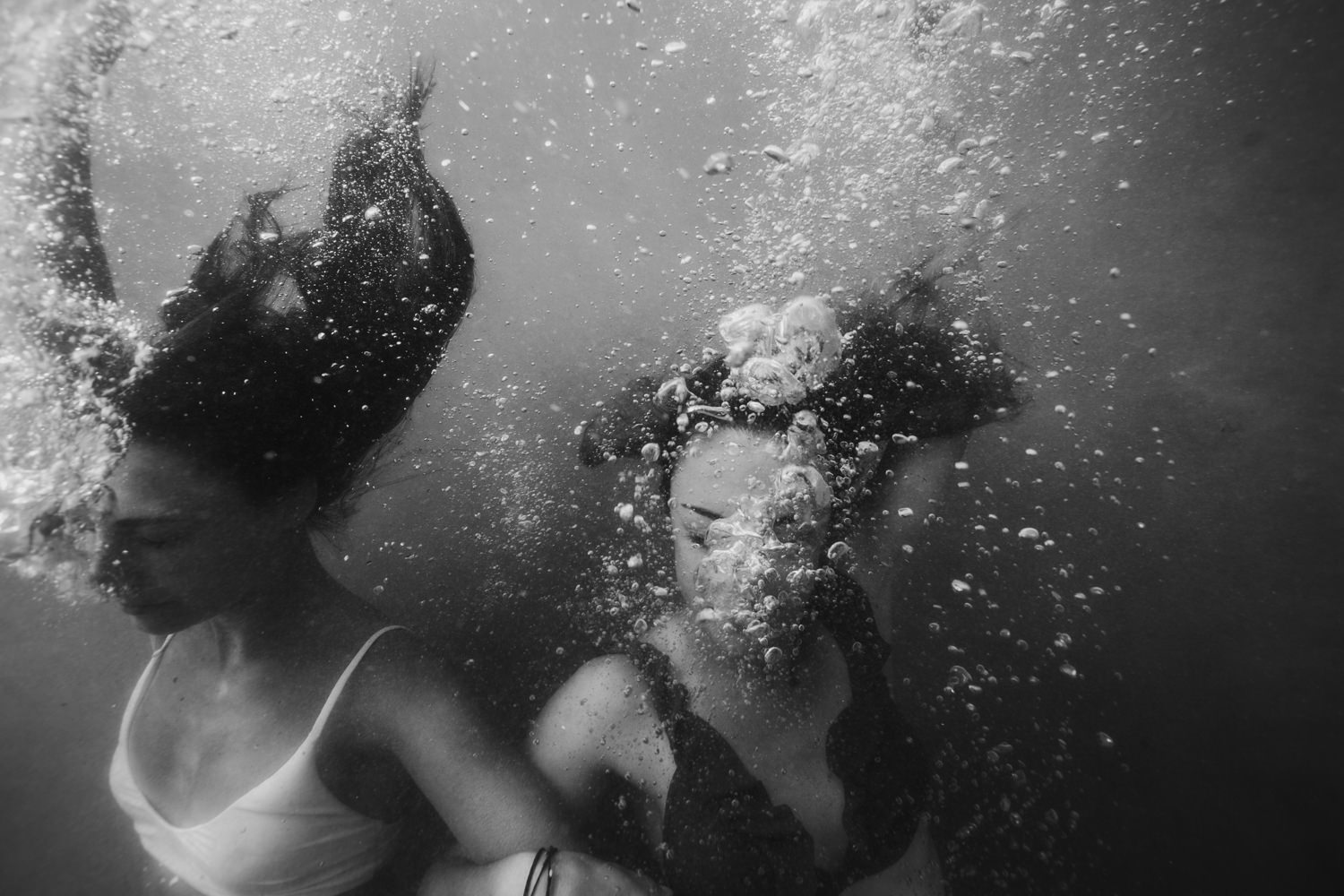 photo femme sous l'eau dans la mer