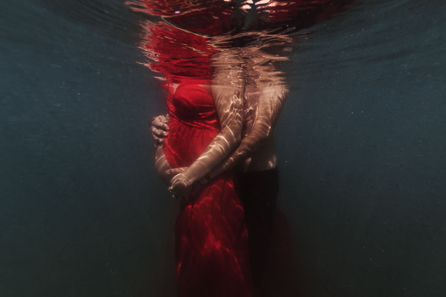 photo grossesse sous l'eau dans la mer