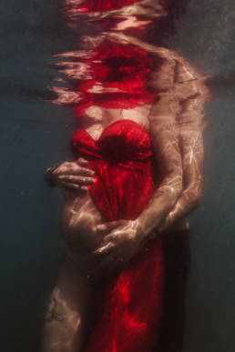 photo maternité grossesse sous l'eau