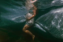 photo future maman sous l'eau dans la mer