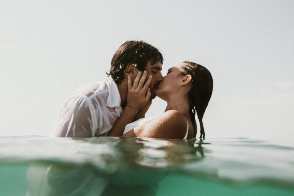 photo mariage dans l'eau à la mer