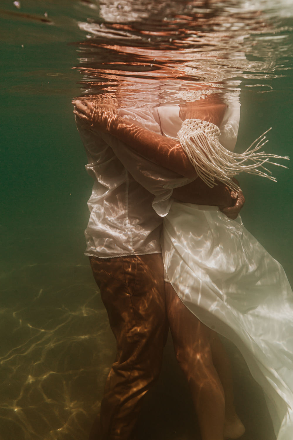 photo mariés dans l'eau à la mer frontignan 34