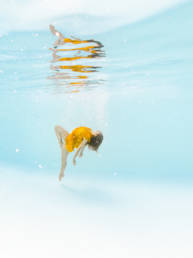 portrait femme subaquatique en piscine extérieure