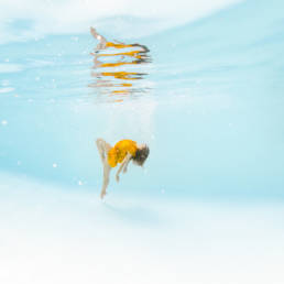 portrait femme subaquatique en piscine extérieure