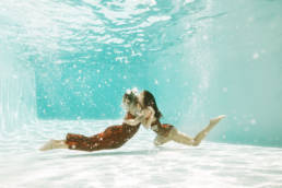 photo duo en piscine extérieure montpellier