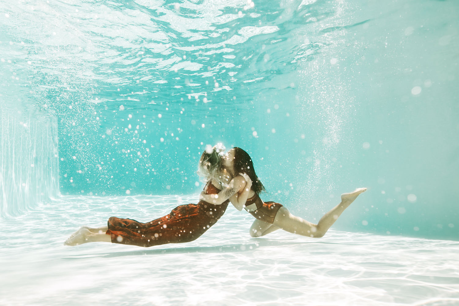 Photo duo aquatique en piscine extérieure montpellier