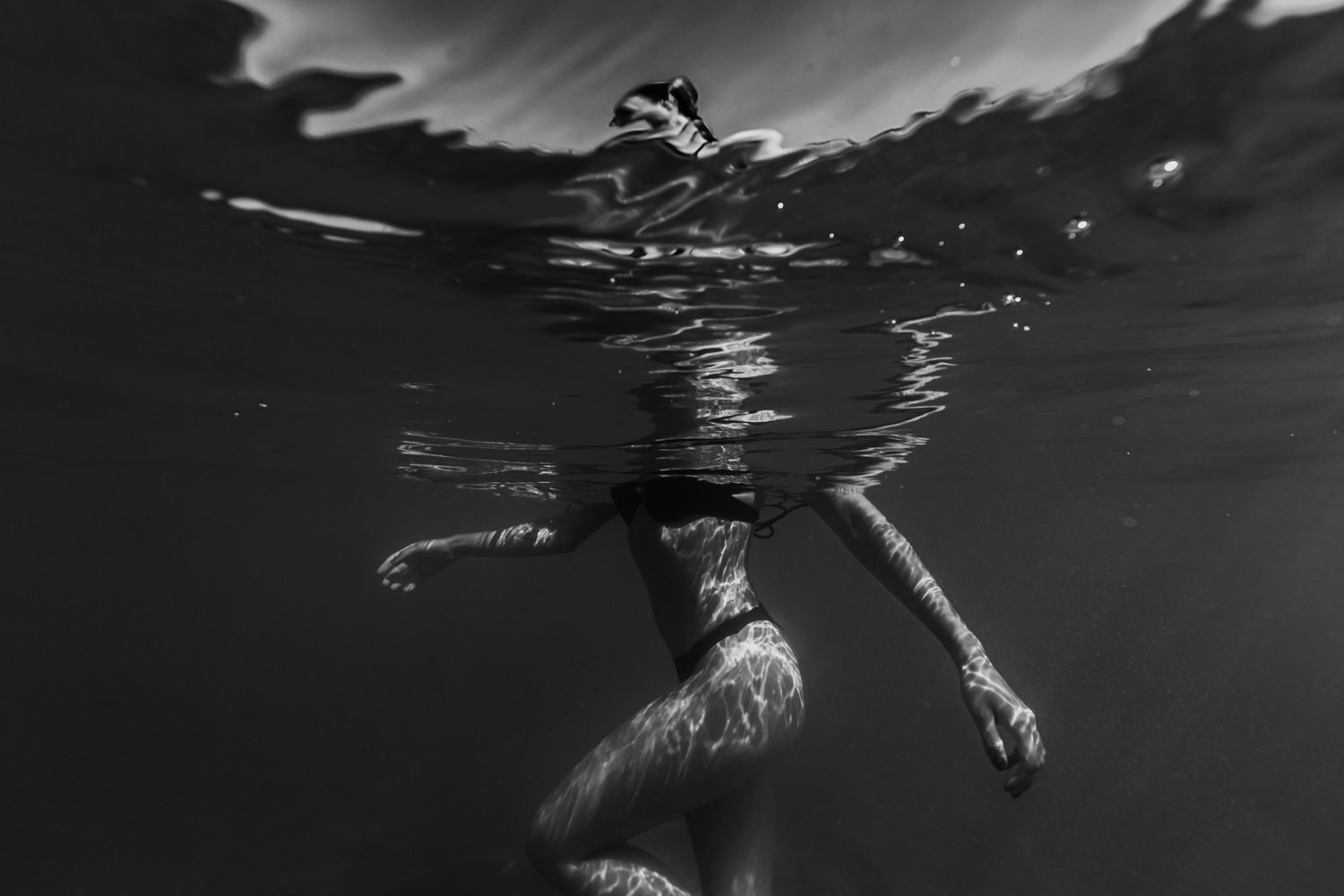 photo femme dans le mer, portrait en noir et blanc