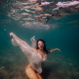 underwater en mer présentation photographe-femme-en-mediterranee
