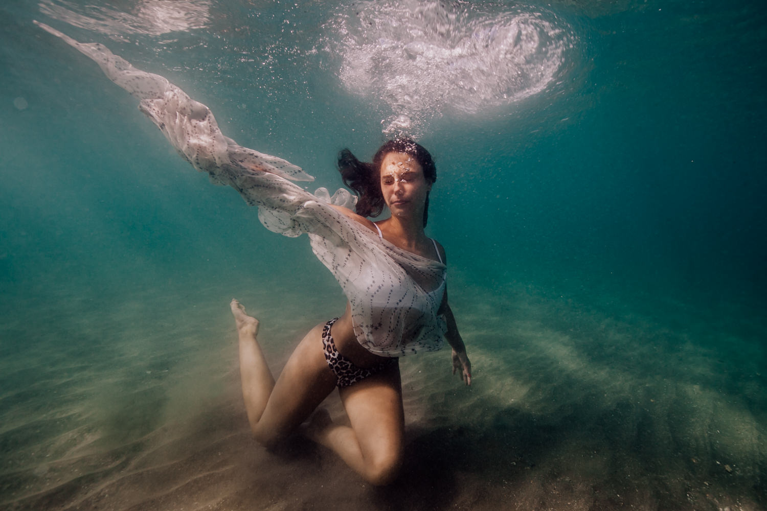 Photographe femme portrait dans l'eau Montpellier 