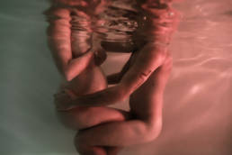 photo couple nu, grossesse maternité à montpellier en piscine