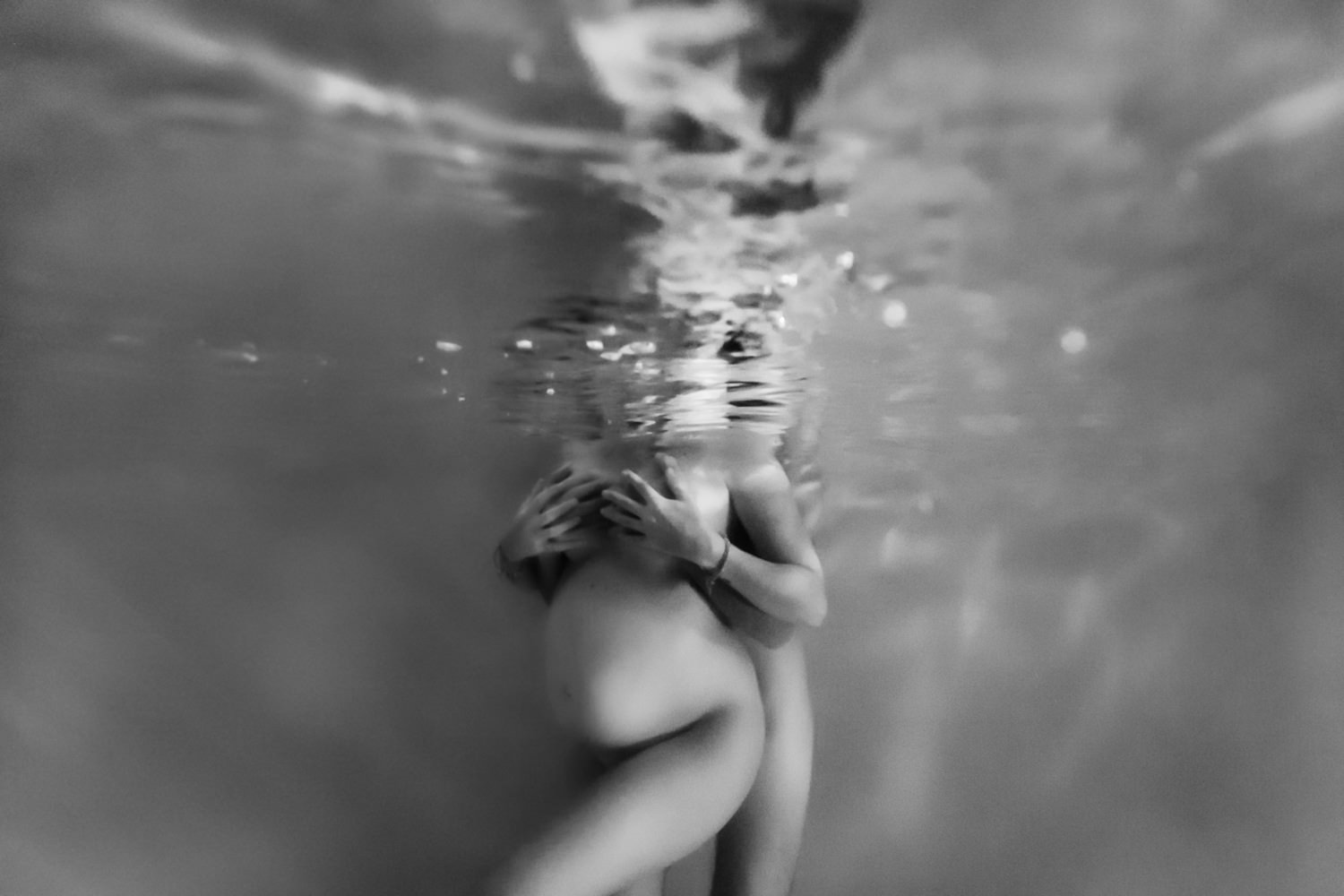 photo couple futurs parents, femme enceinte dans l'eau Castelnau le Lez 34