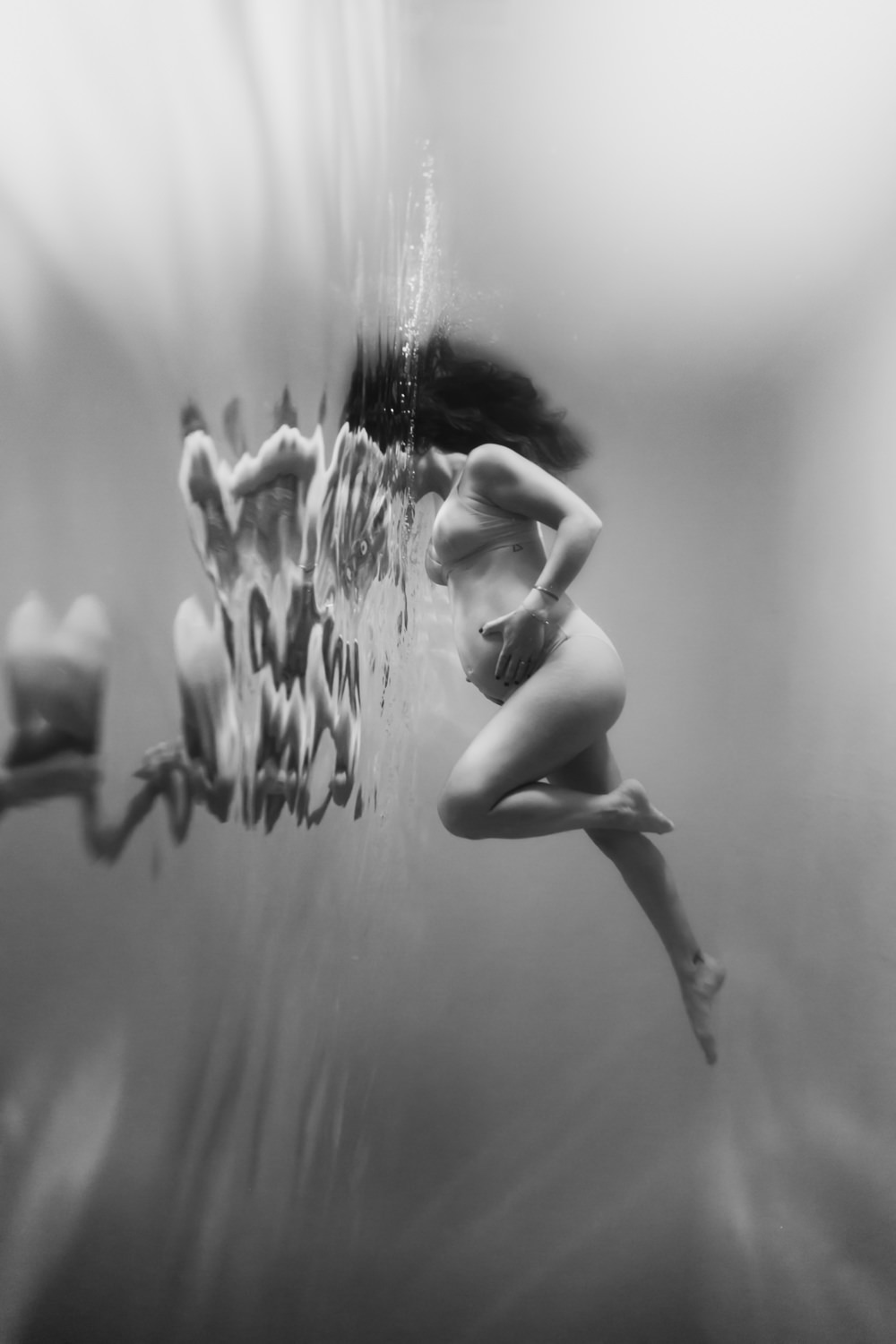 Photo femme enceinte dans l'eau