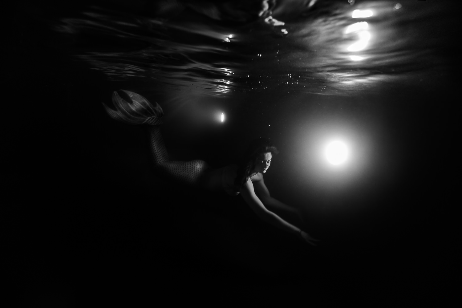 Photographe underwater sirène en piscine 