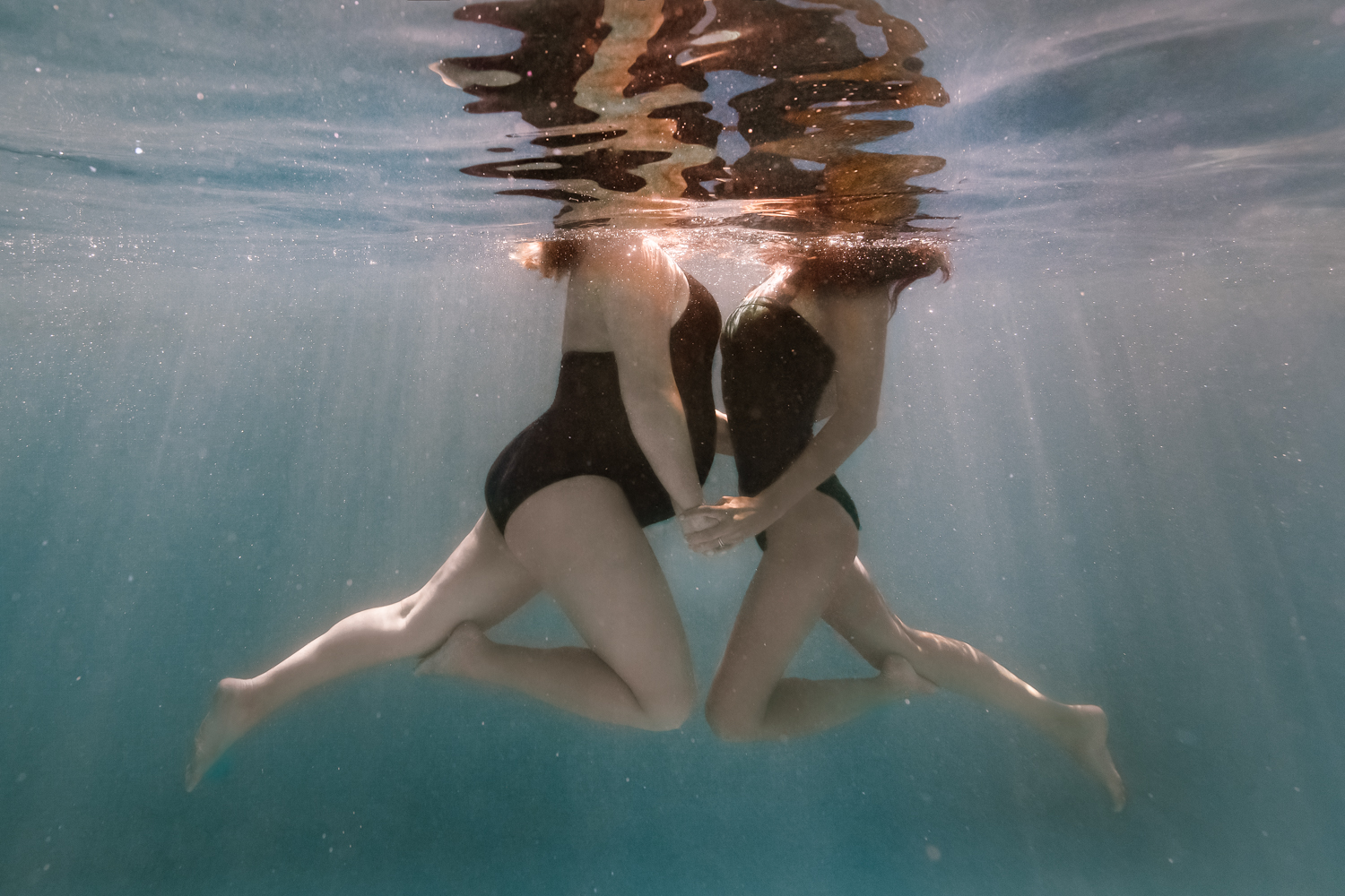 Photographe maternité couple en piscine