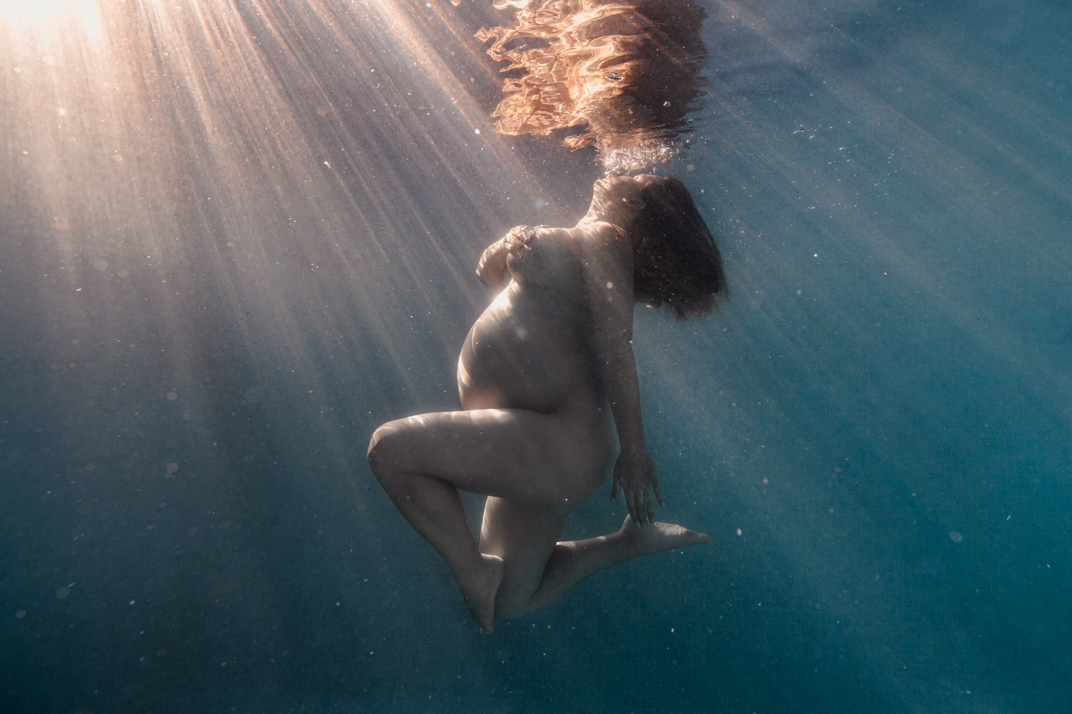 Photographe aquatique grossesse en piscine