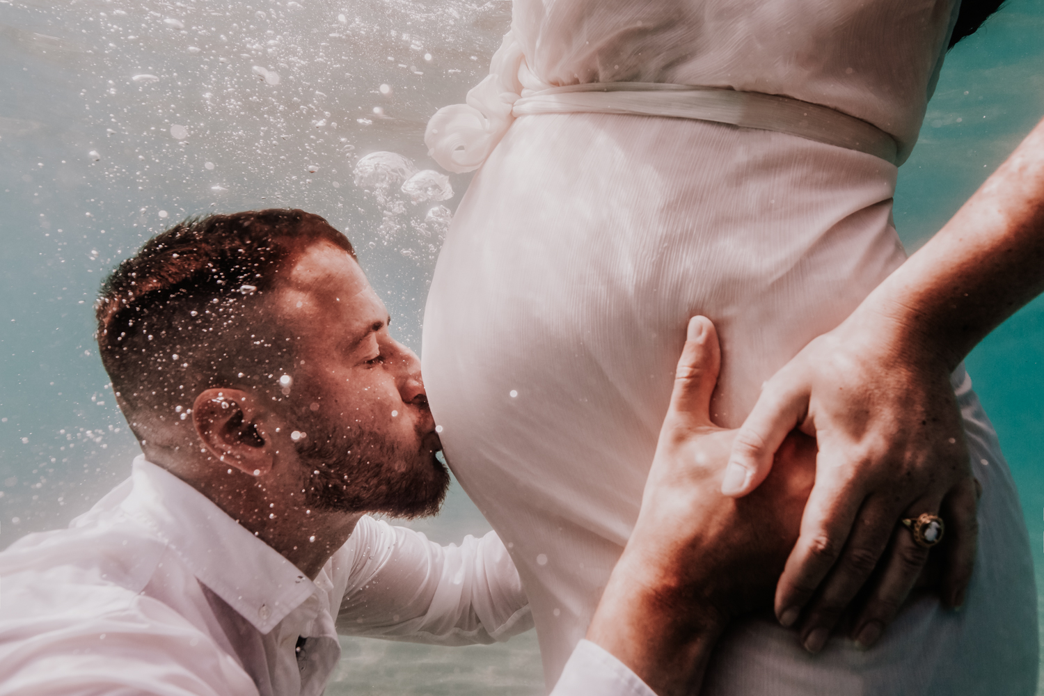 Photographe aquatique grossesse à la mer