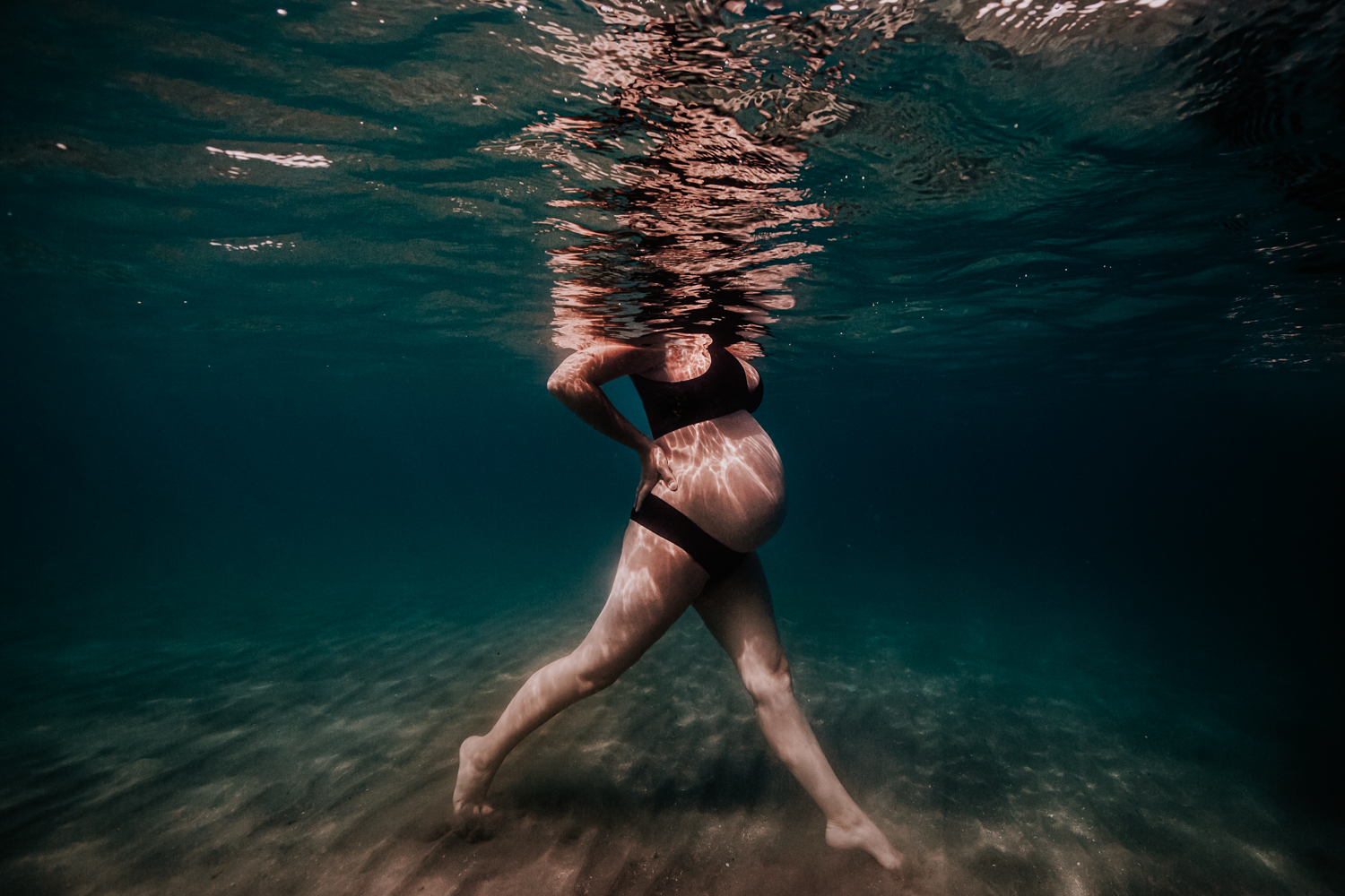 Photographe aquatique grossesse en milieu naturel