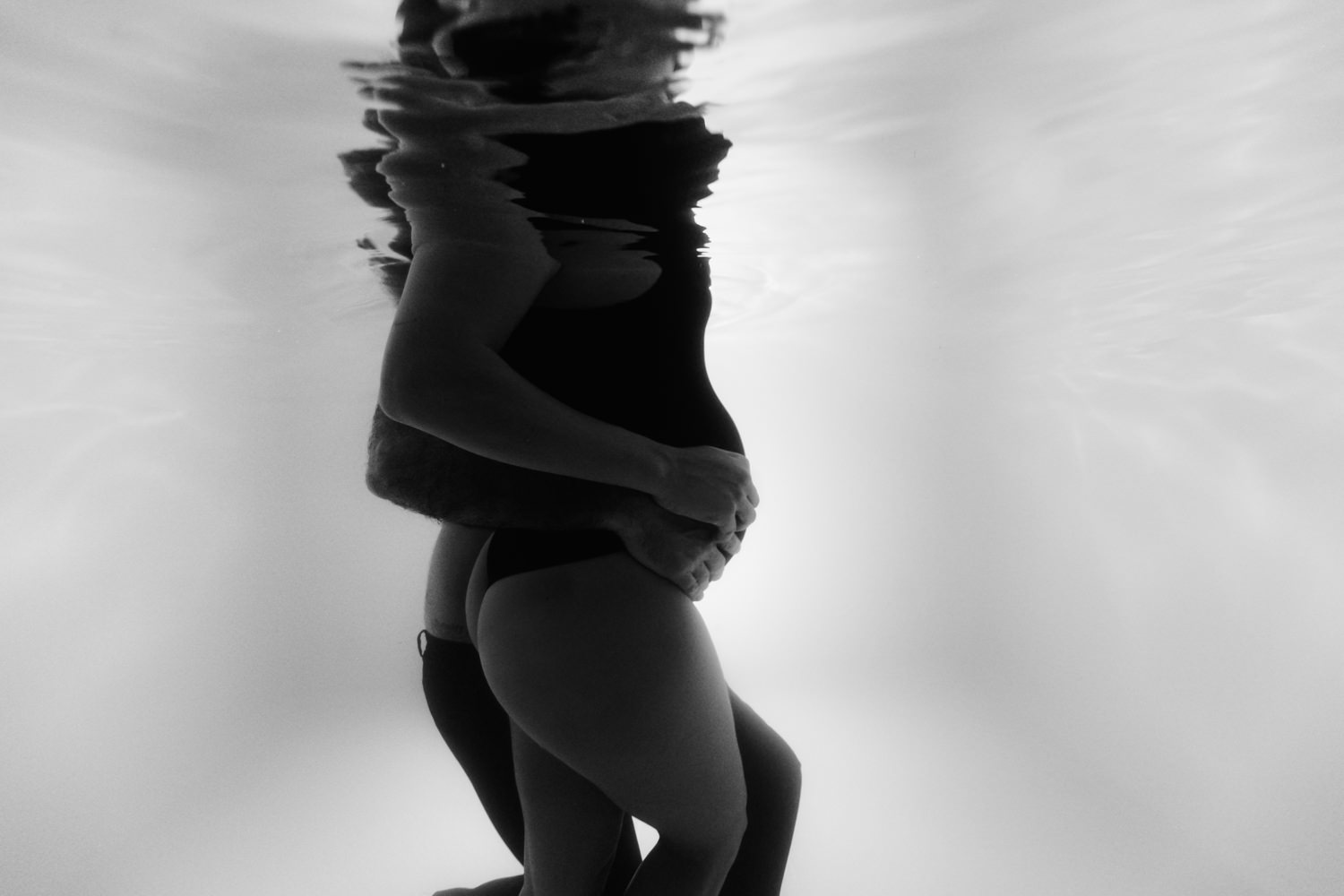 Photographe underwater grossesse couple Montpellier