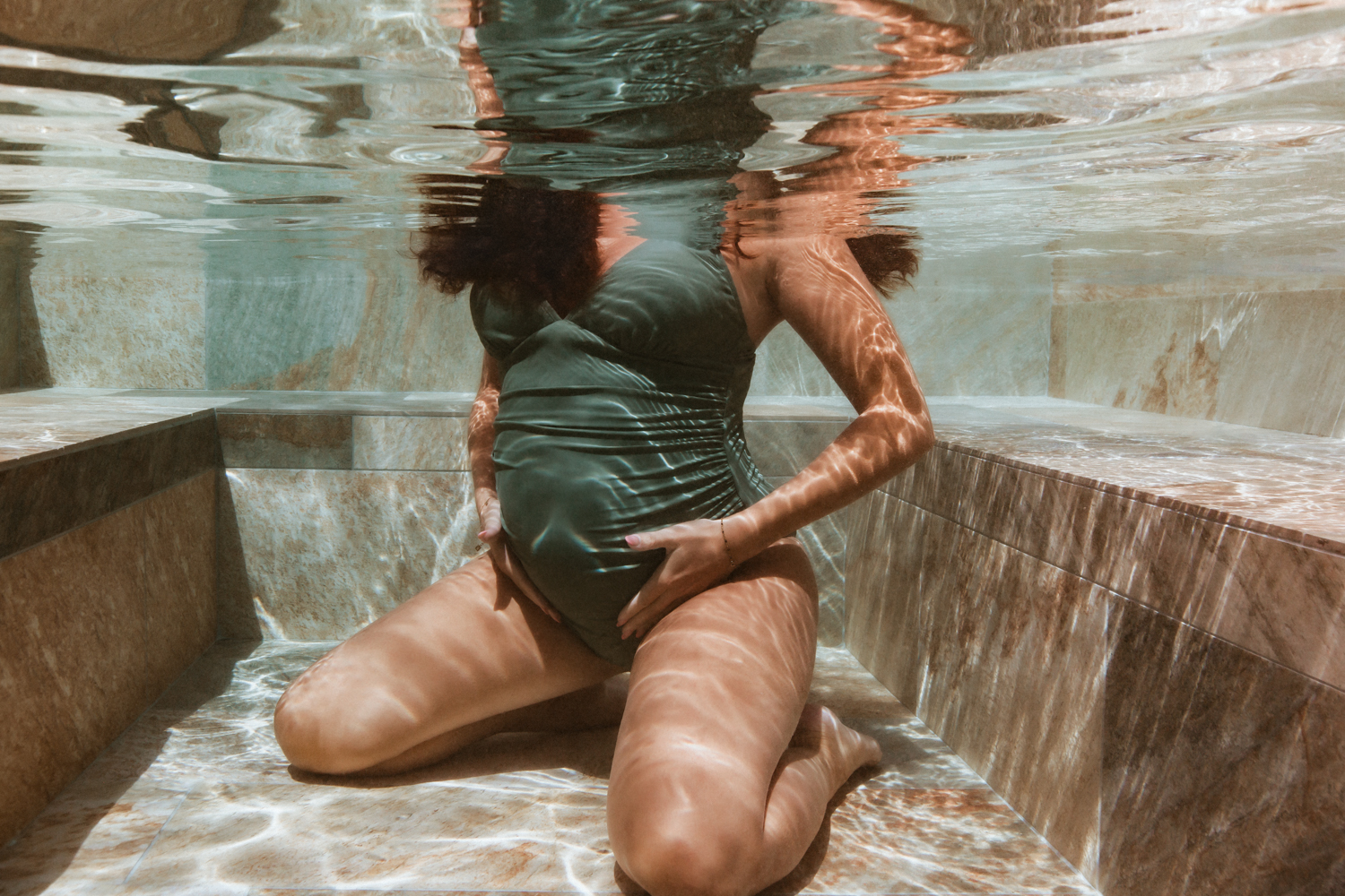 Photographe grossesse aquatique sous l'eau