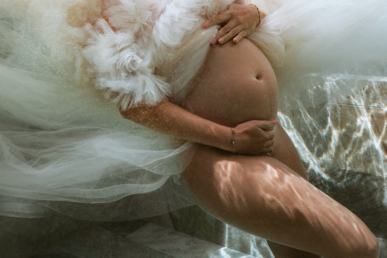 Photographe femme enceinte sous l'eau