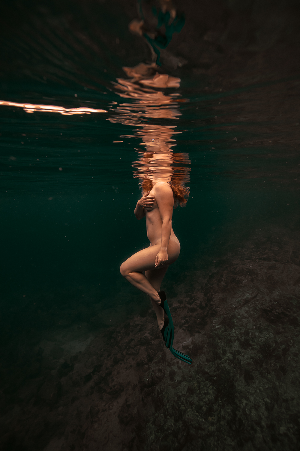 Photo femme nue sous l'eau en mer