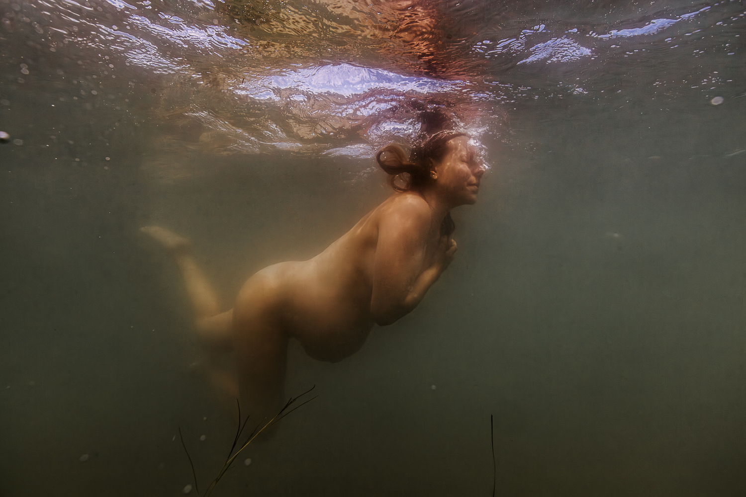 Photographe grossesse nu underwater à la mer