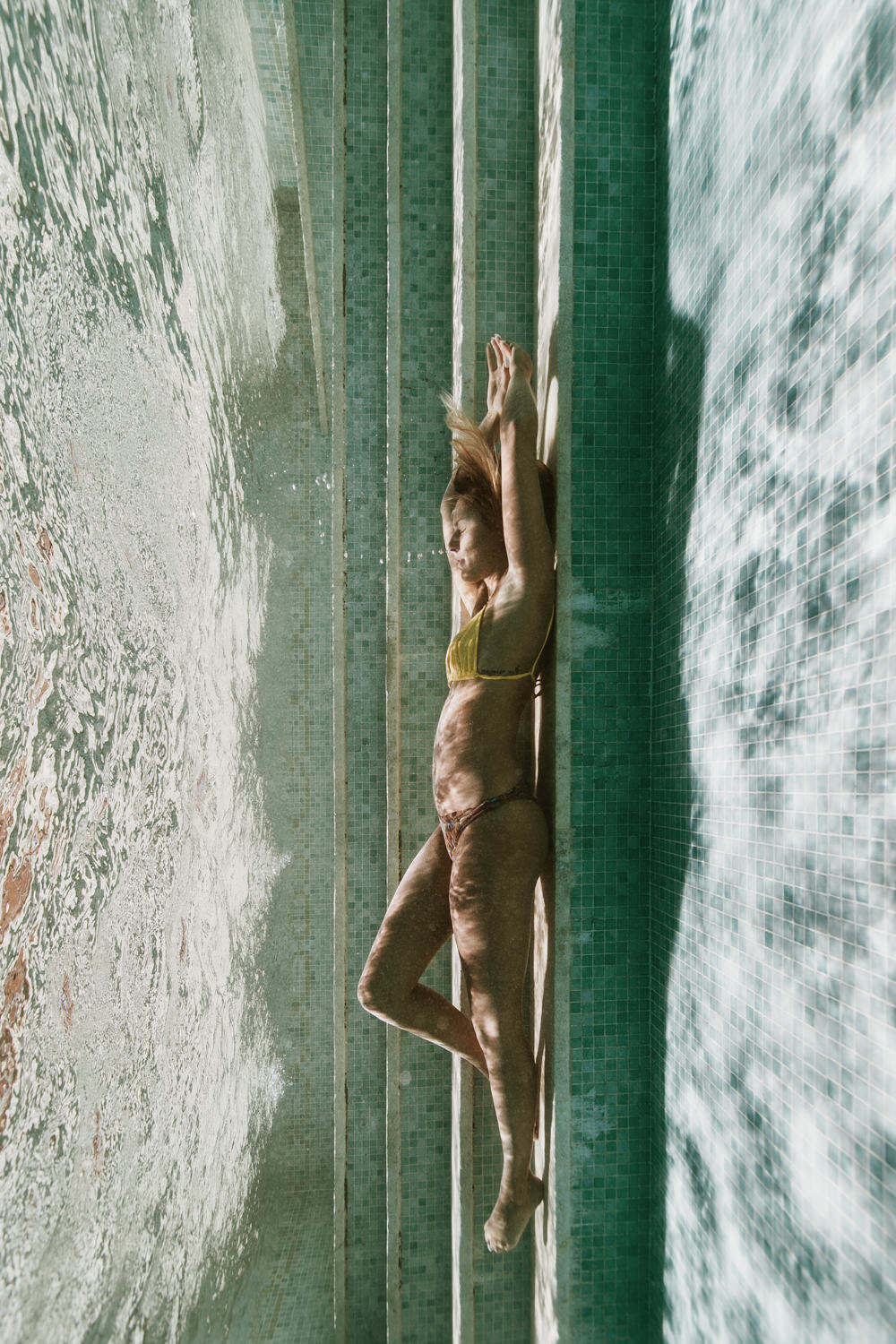 Photographe aquatique en piscine extérieure 