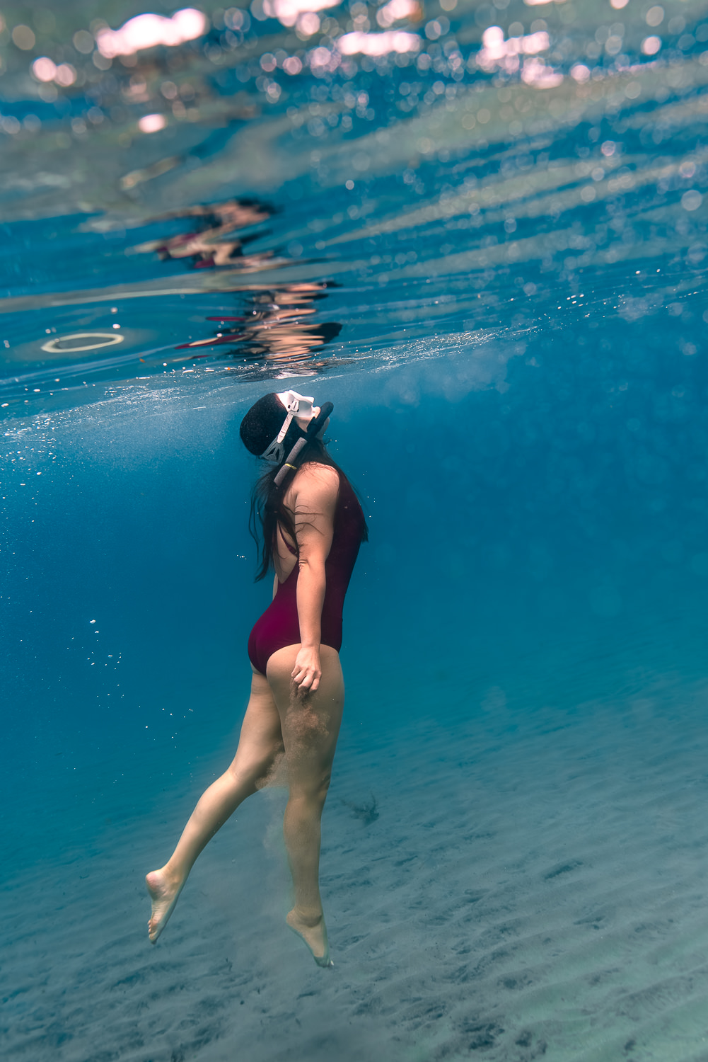 Shooting photo underwater femme à la mer